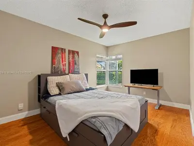 1720 Lakeshore Dr, Weston, FL 33326