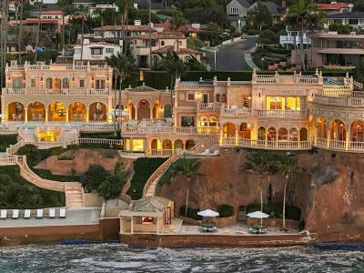 1900 Spindrift Dr, La Jolla, CA 92037