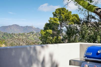 8615 Skyline Dr, Los Angeles, CA 90046