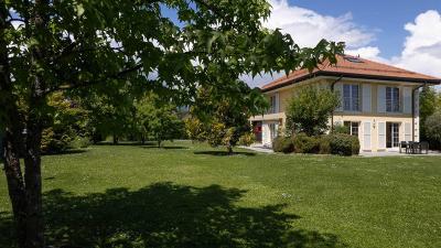 Commugny - detached villa in a green setting