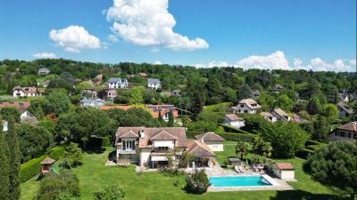 Magnificent southern-style detached villa with swimming pool
