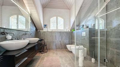 Magnificent southern-style detached villa with swimming pool