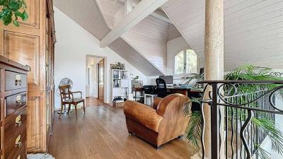 Magnificent southern-style detached villa with swimming pool