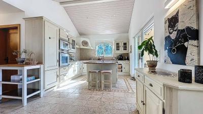 Magnificent southern-style detached villa with swimming pool