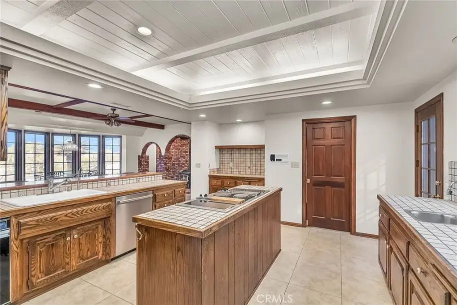 2572 Sunset Dr, Riverside, CA 92506-20