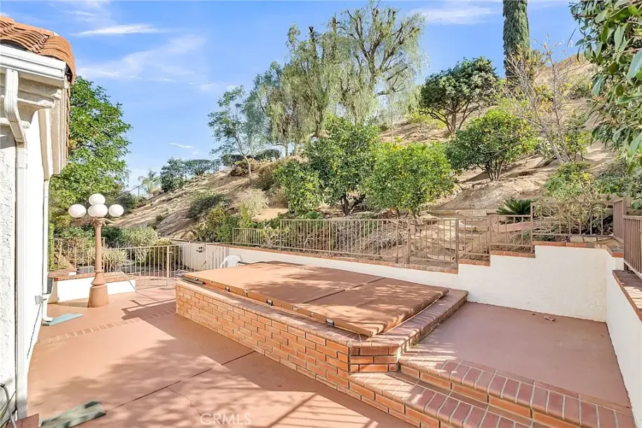 2572 Sunset Dr, Riverside, CA 92506-47